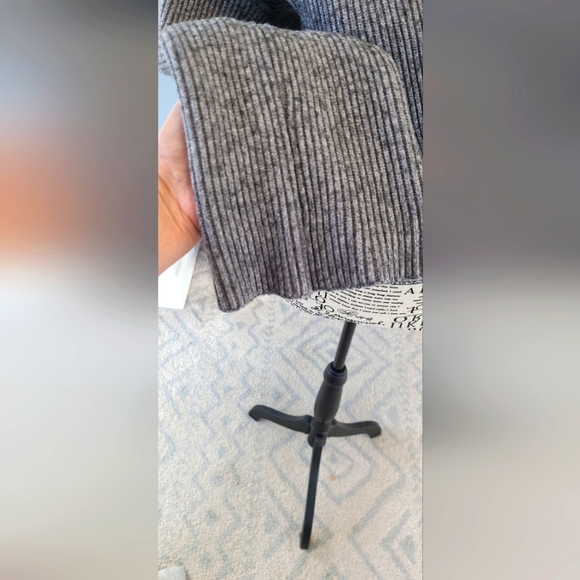 NWT! Gray Ribbed Sweater Size M - Picture 6 of 6